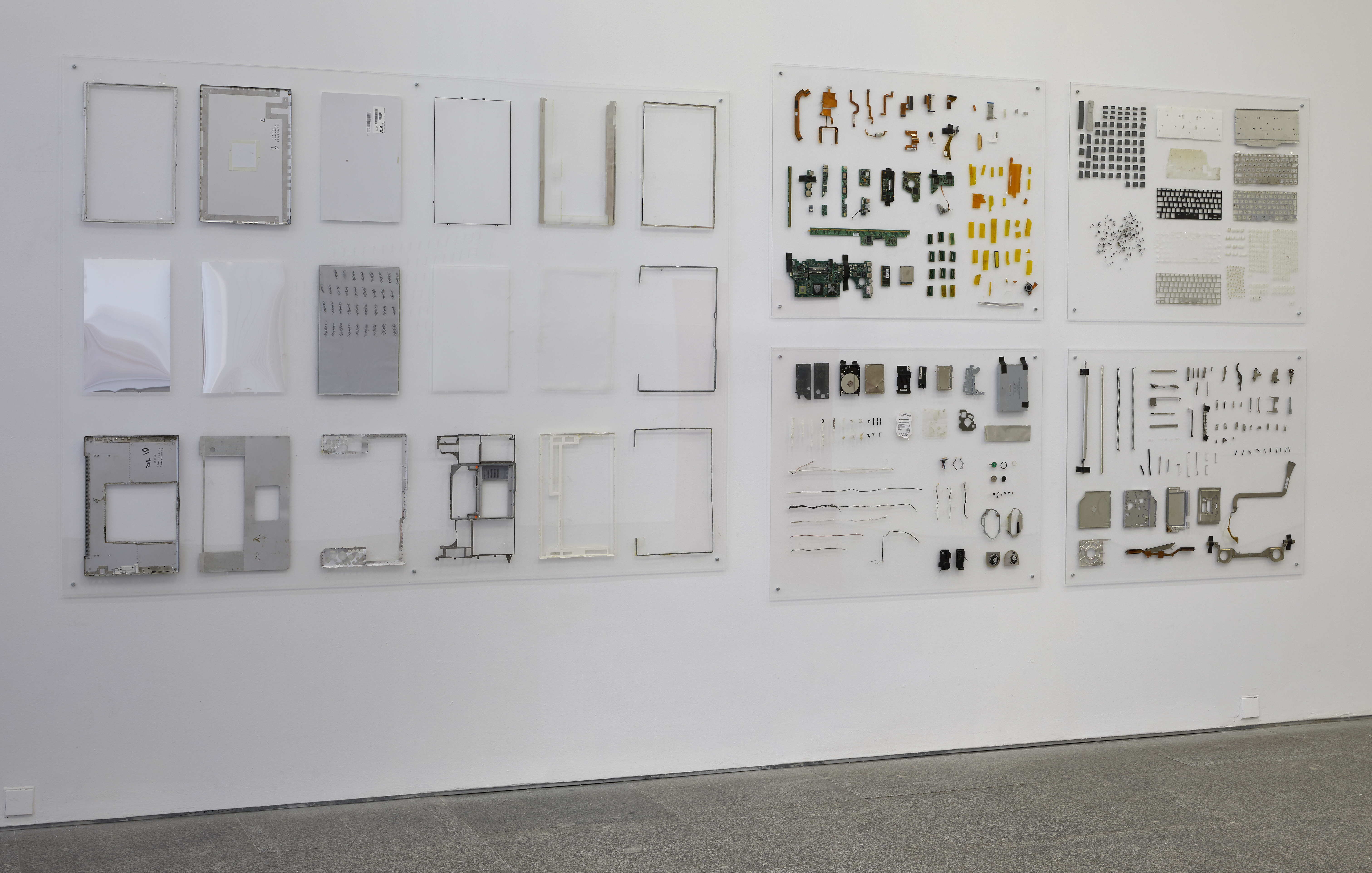 HENRIK OLESEN I Will Not Go to Work Today. I Don’t Think I Will Go Tomorrow (Machine Assemblage I) (2010). Vue d’exposition, Museo Reina Sofía, Madrid, 2019. © Joaquín Cortés / Román Lores.